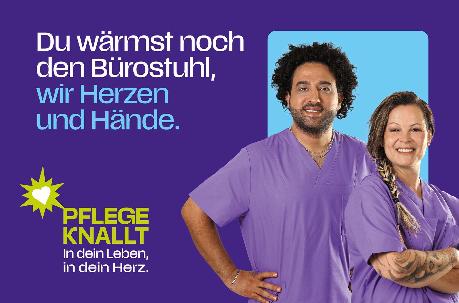 KI-basierte Bildbeschreibung | Ein lächelnder Mann und eine lächelnde Frau in lila OP-Kleidung mit dem deutschen Text: Du wärmst noch den Bürostuhl, wir Herzen und Hände. PFLEGE KNALLT In dein Leben, in dein Herz.