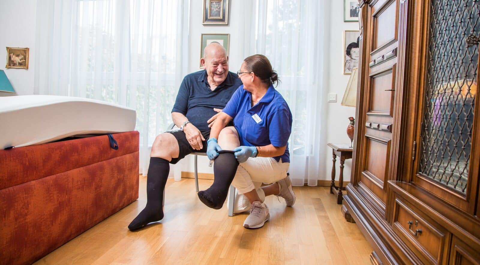 Ein Kunde des ambulanten Dienstes wird von der Pflegerin versorgt