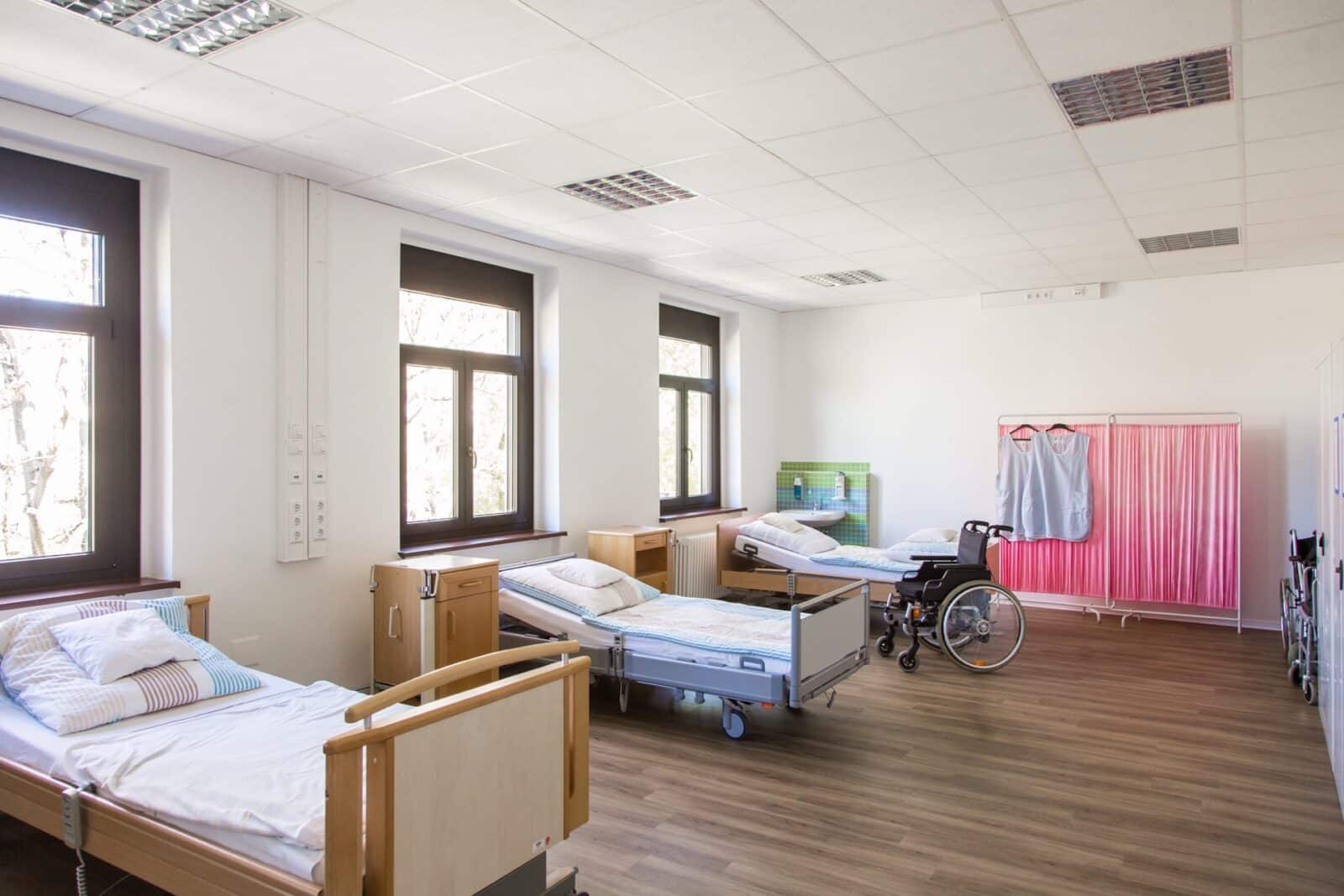 Übungsraum mit Pflegebetten und einem Rollstuhl
